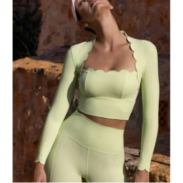TOP CON ESCOTE TRIANGULAR - Imagen 5