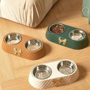 Cuencos de comida con moño